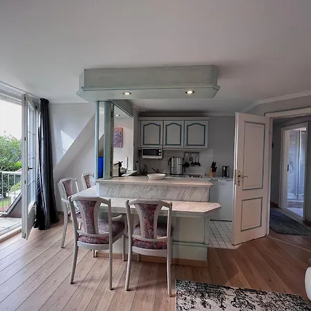 Sea-cottage-one